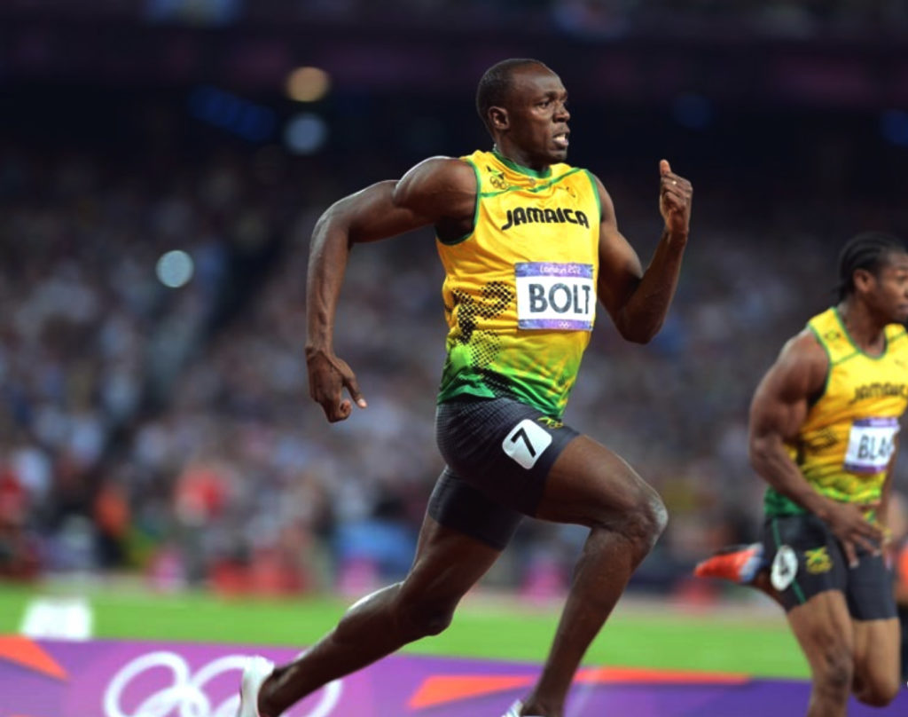 Ямайский бегун рекордсмен. Усейн болт рекорд на 100 метров. Усейн болт бег 100 метров. Усейн болт 200 метров. Легкая атлетика Усейн болт.